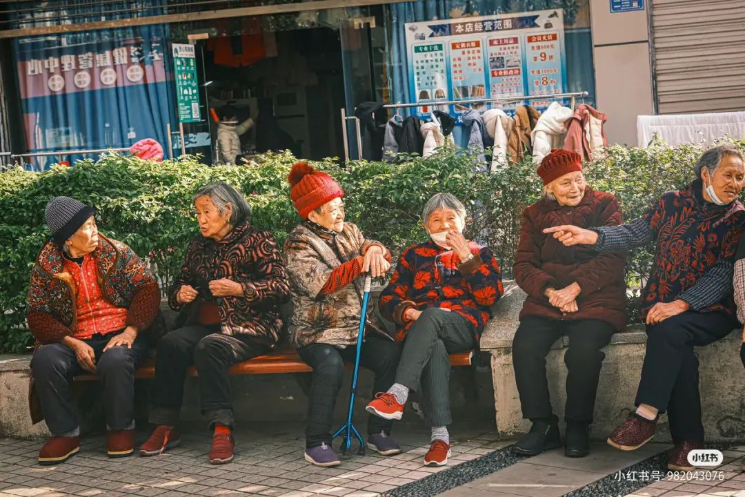 首批00后住进养老院:脱下臆想的假面,拥抱老去的真实丨AgeClub